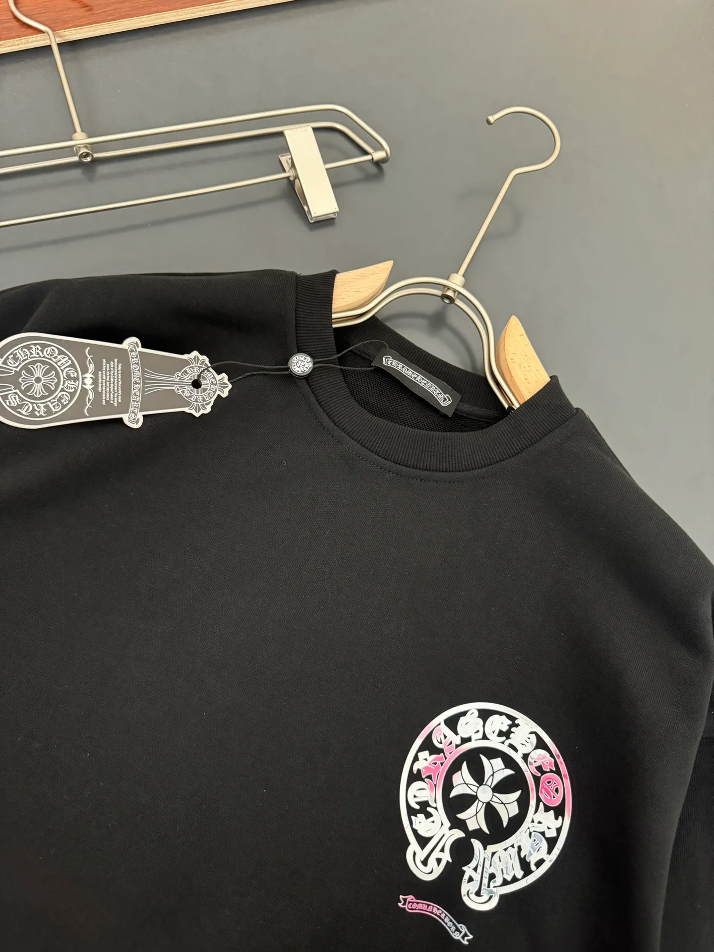 P240 Chrome Hearts*Chrome Hearts* The latest round-neck fashionable long-sleeved sweatshirt for autumn and winter, with printed logo design and 400 grams of pure cotton fabric! It is close to the skin and comfortable, durable and easy to wear. The original factory craftsmanship is meticulous. It is a must-have for casual wear. Size S M L XL XXL